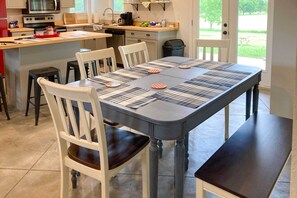 Dining - 2 Mi to Marinas & Grove: Cozy Cabin w/ Grill (Grove)