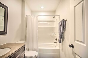 Articles de toilette gratuits, sèche-cheveux, serviettes fournies