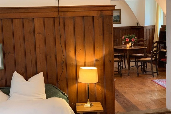 Ferienwohnung "Vogtei"-Blick aus dem Schlafzimmer ins Wohnzimmer