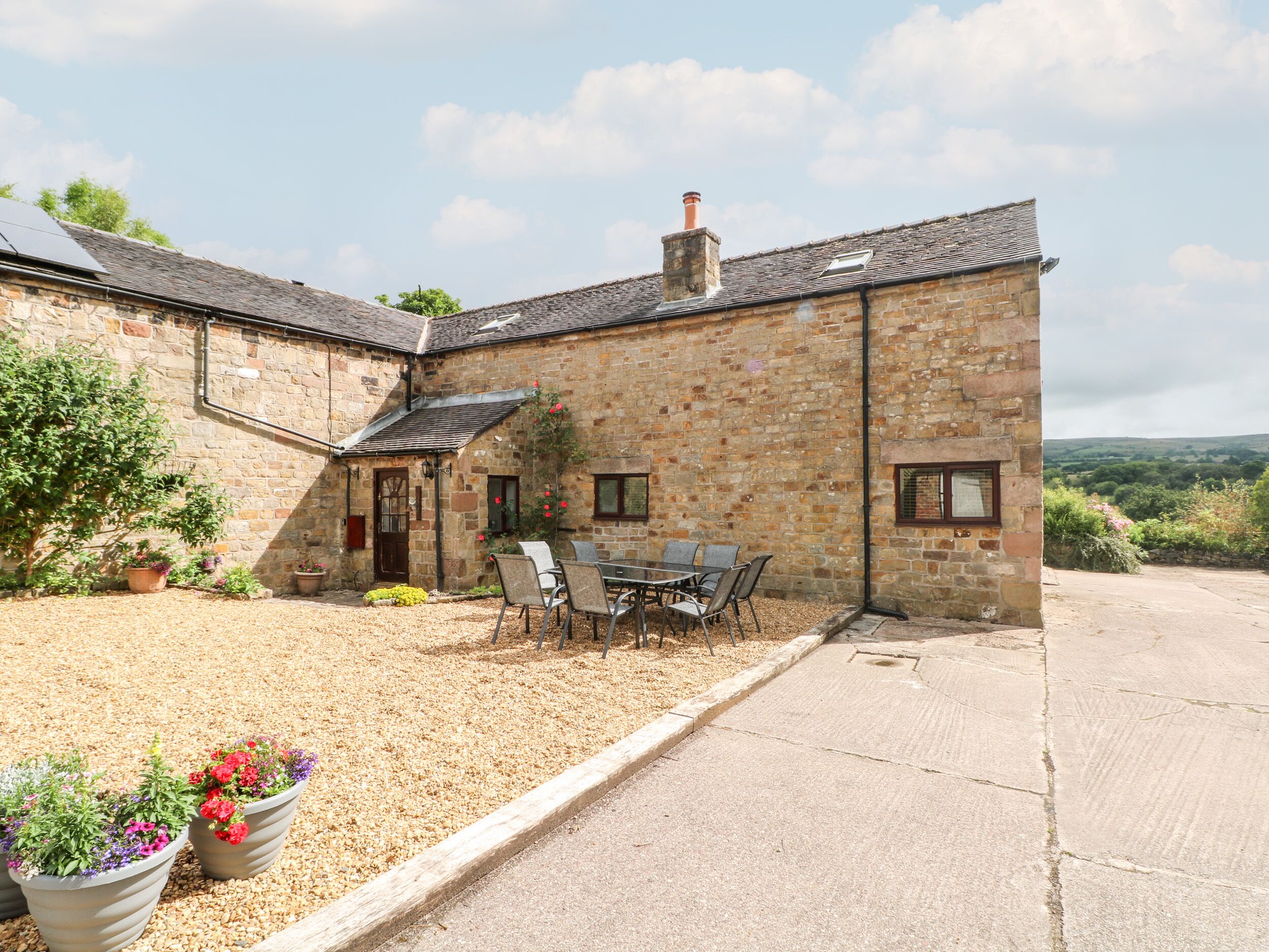 SOUTH HILLSWOOD BOOTH, pet friendly, with open fire in Leek