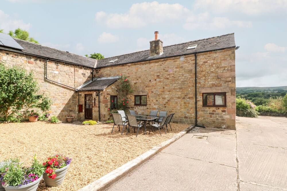 SOUTH HILLSWOOD BOOTH, pet friendly, with open fire in Leek