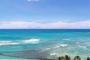 Beach nearby - Espacio The Jewel Of Waikiki (Honolulu)