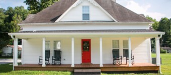 Main Street Farmhouse close to Windrock