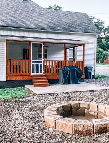 Main Street Farmhouse close to Windrock