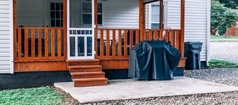 Main Street Farmhouse close to Windrock