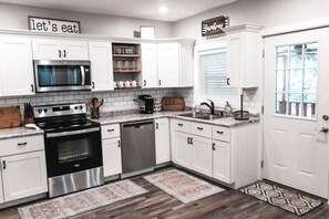 Fridge, microwave, oven, stovetop - Main Street Farmhouse close to Windrock (Petros)