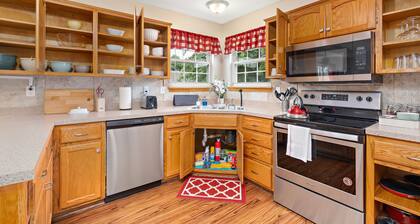 ⭐️ Serene Oasis ✅ 3 King Beds ✅ Fast Wifi ✅ Free Parking