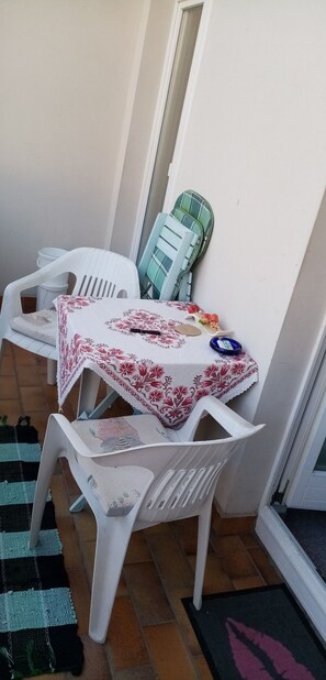 Unclassified image, 4 of 8, button