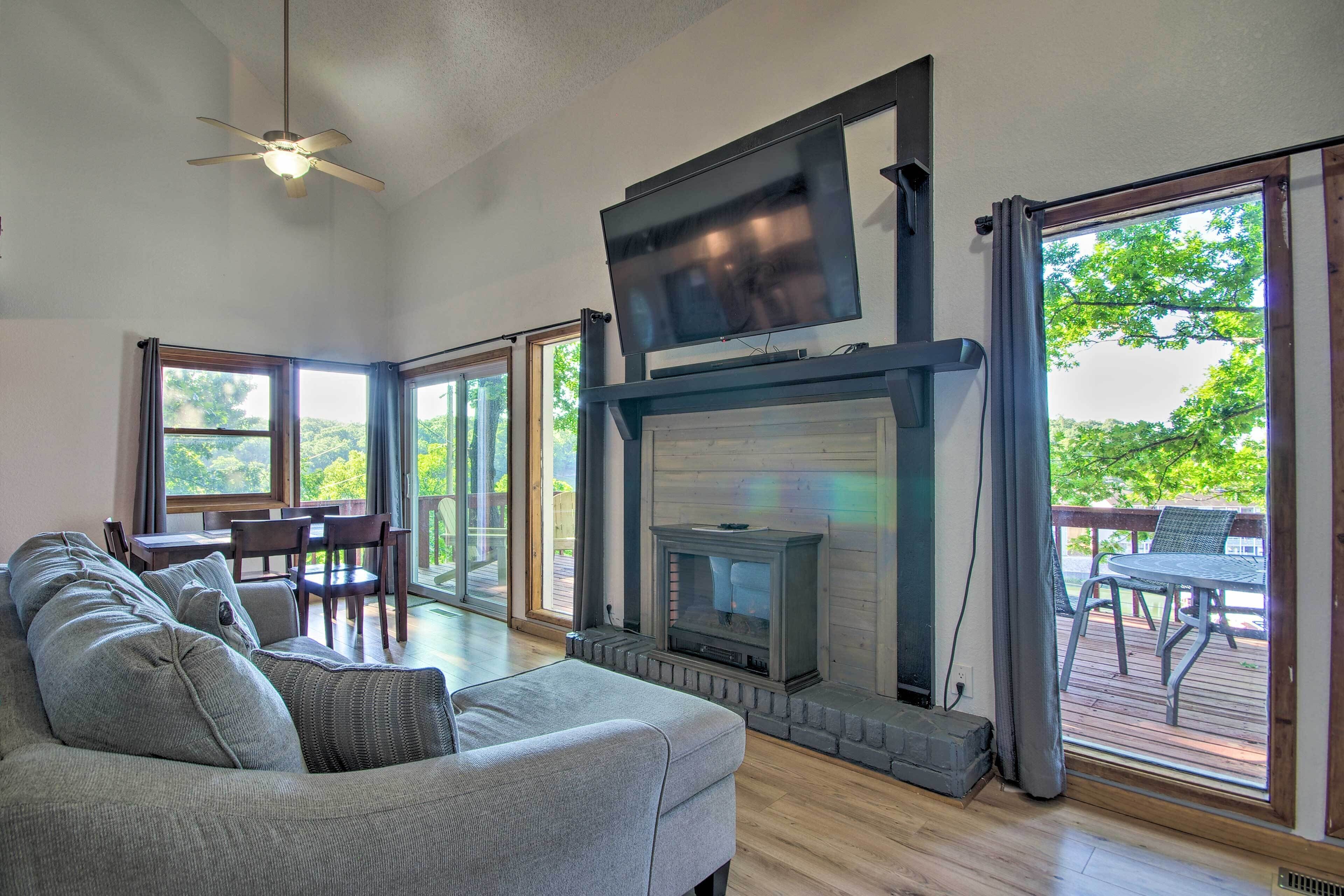 Stylish Eldon Home w/ Grill: 1 Mile to Lake!