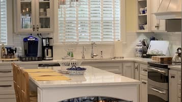 KĂŒhlschrank, Mikrowelle, Ofen, Herdplatte