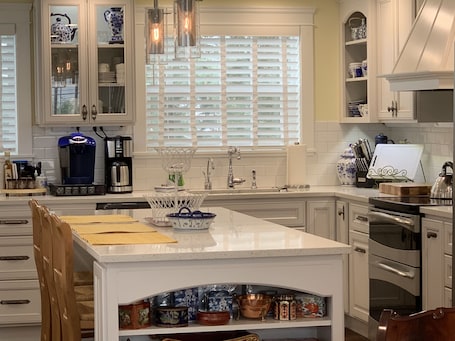 Fridge, microwave, oven, stovetop. Country Home with amazing linens, 5 Star Reviews & low Fees