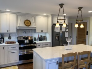 Fridge, microwave, oven, stovetop -  Country Home with amazing linens, 5 Star Reviews & low Fees (Cottage Grove)