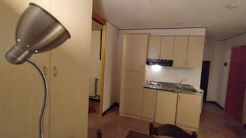 Fridge, stovetop, cookware/dishes/utensils, dining tables