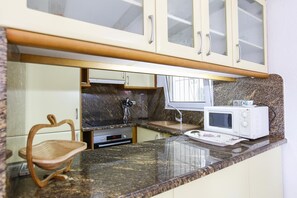 Kühlschrank, Mikrowelle, Ofen, Geschirrspüler