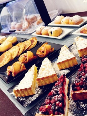 Diversos doces e sobremesas em uma bandeja.