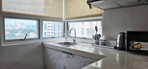 Full-sized fridge, microwave, electric kettle, rice cooker - Gilmore Tower Suites By SMS Hospitality (Quezon City)