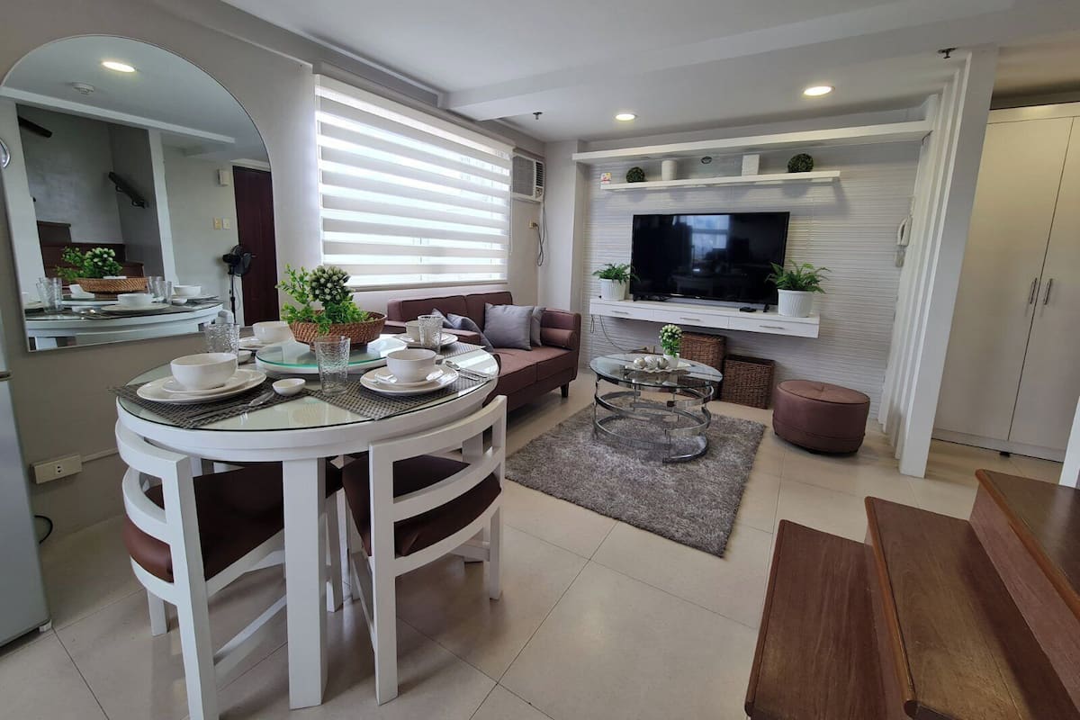 Family Suite | Living area | 32-inch LED TV with cable channels