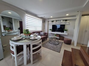 Suite Keluarga | Area keluarga | Televisi LED 32-inci dengan saluran TV kabel