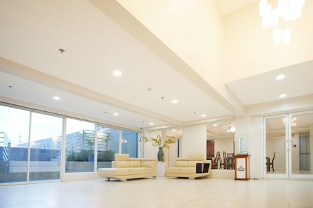 Lounge. Gilmore Tower Suites By SMS Hospitality