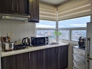 Private kitchenette - Gilmore Tower Suites By SMS Hospitality (Quezon City)