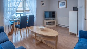 อพาร์ทเมนท์ (2 Bedrooms) | บริเวณนั่งเล่น | สมาร์ททีวี 50 นิ้ว พร้อมช่องเคเบิล, ทีวี