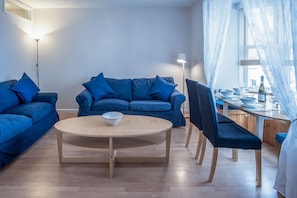 50-inch Smart TV with cable channels, TV - Starfish Apartment - 2 Bedroom - Tenby (Tenby)