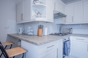 Apartment (2 Bedrooms) | Private kitchen | Fridge, microwave, oven, stovetop - Starfish Apartment - 2 Bedroom - Tenby (Tenby)