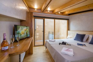 Deluxe-huoneisto | Tallelokero huoneessa, kannettavalle tietokoneelle sopiva työtila