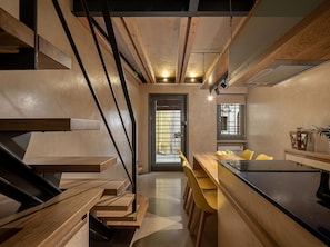 Apartamento luxo | Cozinha privada | Geladeira grande, micro-ondas, fogão, lava-louças