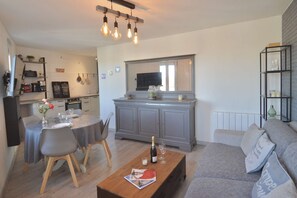TV - Apartment near port center and beach - Sea view (Courseulles-sur-Mer)