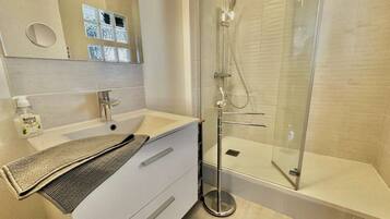 Douche, sèche-cheveux, serviettes fournies