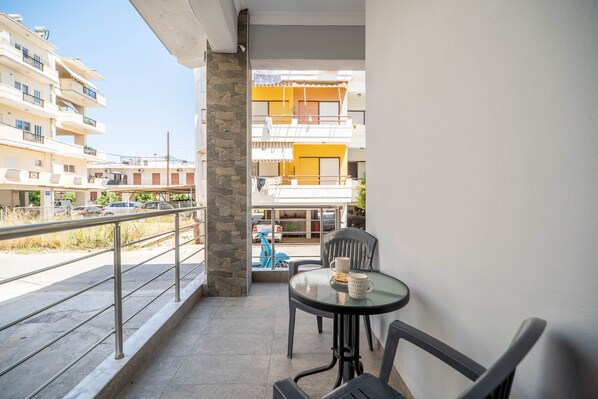 Basic Apartment | Terrace/patio
