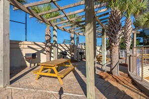 Outdoor dining - ⭐Stunning Gulf Views~Steps 2 Beach~2 Pools + Hot Tub~3BR Mainsail 176⭐ (Miramar Beach)