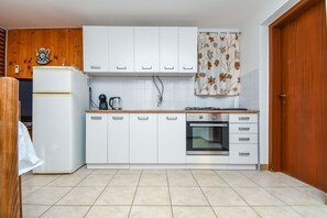 Apartment (A2) | Eigene Küche | Kühlschrank, Ofen, Herdplatte, Kochgeschirr/Geschirr/Besteck