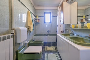 Bathroom | Shower