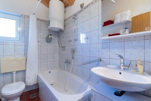 Bathroom | Bathtub - House Panorama (Omis)