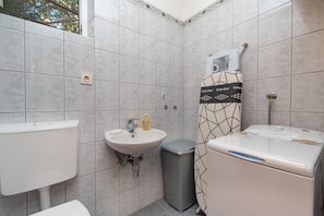 Bathroom | Bathtub - House Panorama (Omis)