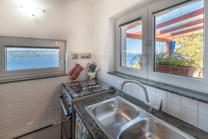 Private kitchen | Fridge, microwave, oven, stovetop