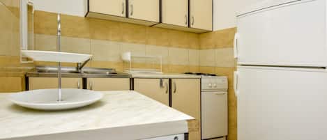 Private kitchen | Fridge, microwave, stovetop, electric kettle