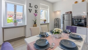 Una cocina moderna con comedor listo para una comida.