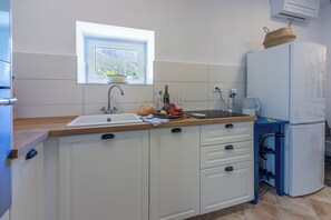 Kühlschrank, Mikrowelle, Ofen, Herdplatte