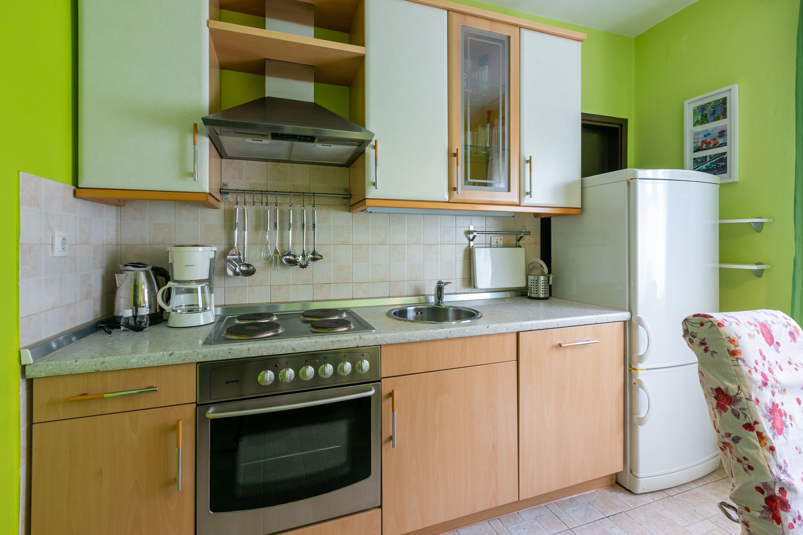Private kitchen | Fridge, stovetop, electric kettle, cookware/dishes/utensils