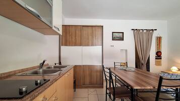 Studio (A1) | Private kitchen | Fridge, microwave, stovetop, espresso maker