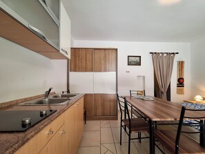 Studio (A1) | Private kitchen | Fridge, microwave, stovetop, espresso maker - Apartments Tortuga (Crikvenica)