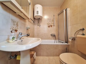 Studio (A2) | Salle de bain | Douche, séchoir à cheveux