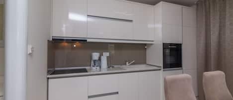 Private kitchen | Fridge, microwave, oven, stovetop