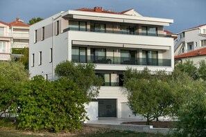A modern two-story building with large windows and a flat roof. - Apartments Dora (Okrug Gornji)