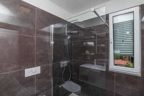 Baðherbergi | Sturta, salernispappír