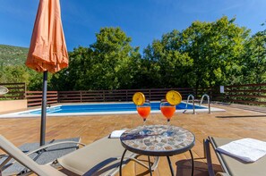 Outdoor pool, a heated pool, open open 24 hours, pool umbrellas - Villa Strikina Kuca (Zagvozd)