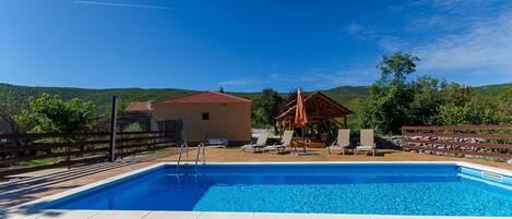 Piscine extérieure, piscine chauffée, parasols de plage, chaises longues